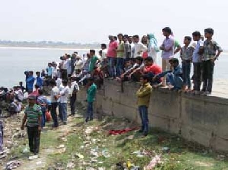  Bathing in the Ganges during the teenage dipped
