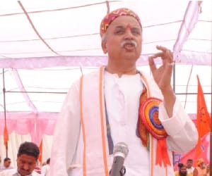 VHP Pravin Togadia statement over gilani.