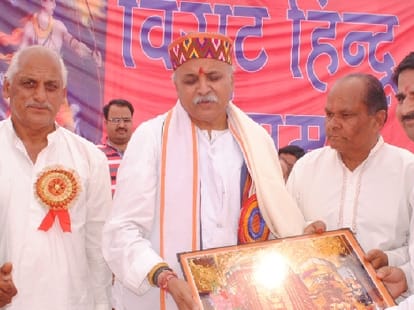 VHP Pravin Togadia statement over gilani.