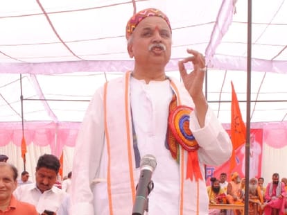 VHP Pravin Togadia statement over gilani.