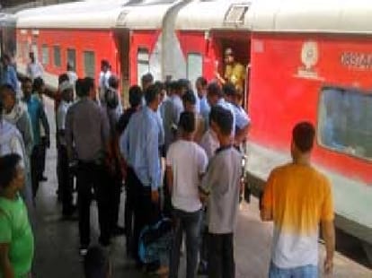 dial 138 helpline number for problem solution in train