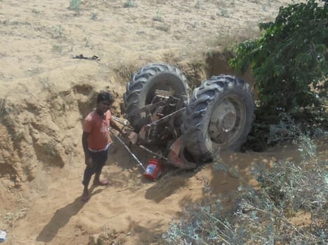 Tractor overturned into the ditch , a Killed , two injured