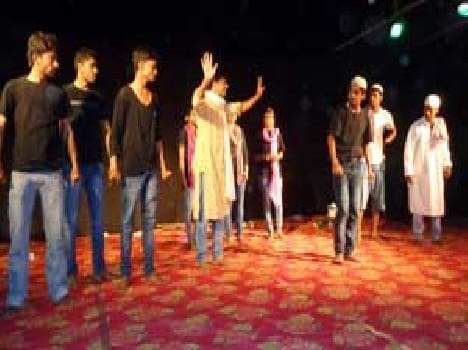 artist to stage the play in the cap Shukla.