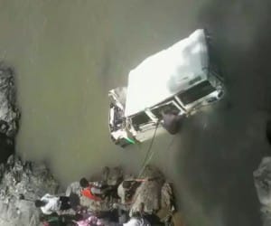 jeep jumped into river, 3 died.