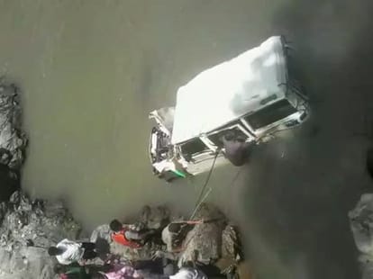 jeep jumped into river, 3 died.