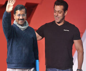 Arvind kejriwal tweets after watching gabbar is back