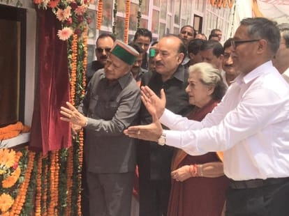 people raise slogans against health minister kaul singh thakur.