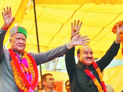 people raise slogans against health minister kaul singh thakur.