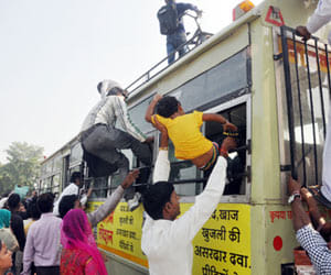 Passengers stood casually, but did not DTC bus