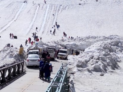 traffic jam at rohtang pass.