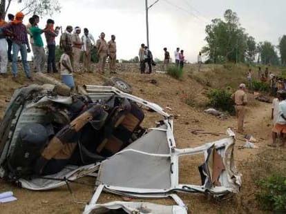 6 dead in car and train accident in up
