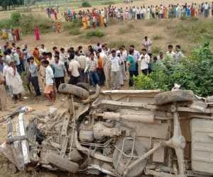 6 dead in car and train accident in up