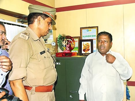 2.32 lakh looted from businessman