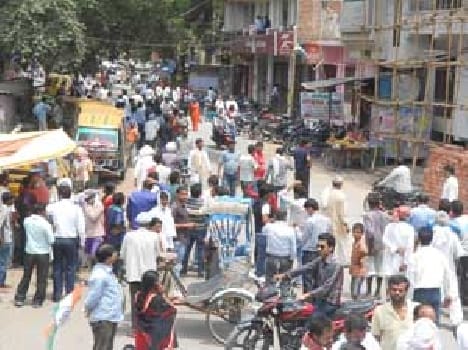 People struck by earthquake