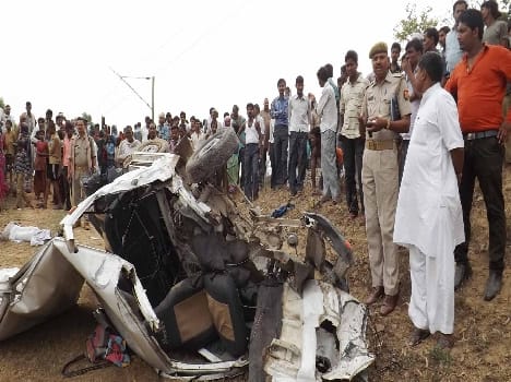 From Shahjahanpur- Kanpur Passenger Van crashed , killing six