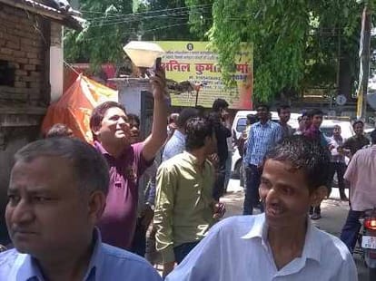 panic situation after earthquake in lucknow