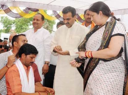smriti irani will active again in amethi with new way