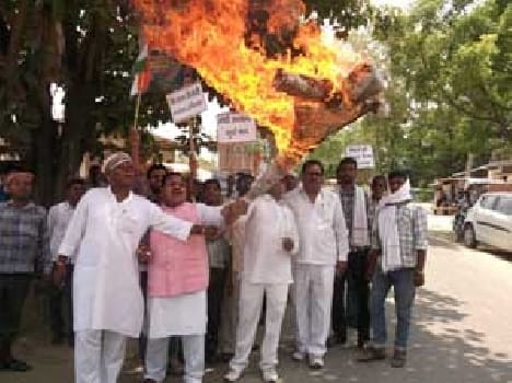 Anger over land acquisition bill, blew mannequin