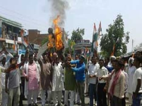 Congressmen blew the Centre's effigy