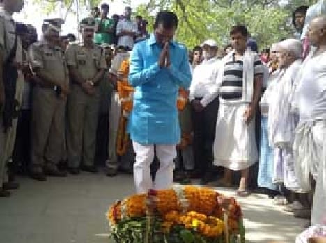 The son's final farewell in tears