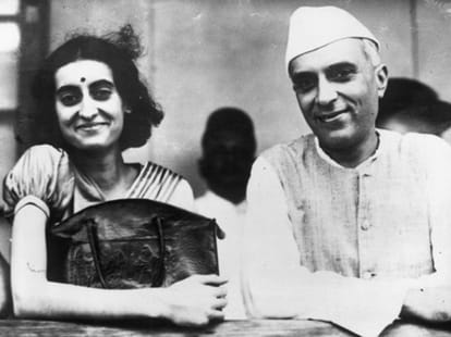 when jai prakash naryan console to indira gandhi