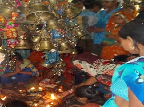 Mdha Baba's darshan Are gathered the faithful