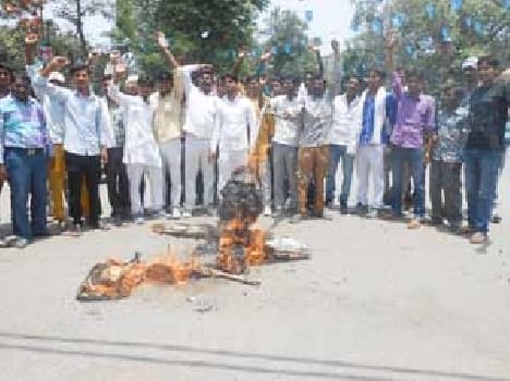 Students burnt the effigy of the social welfare officer