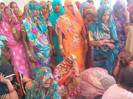 karz sai paraishaan kissan nai maar li goli, maut