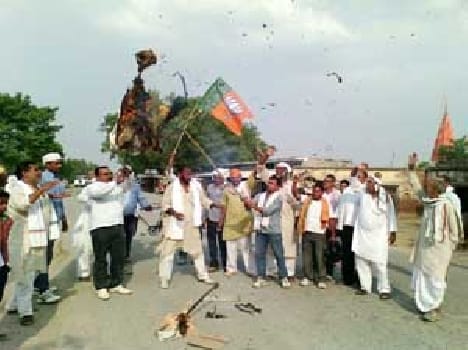 effigy blew  of Amit Shah, Laxmikant  