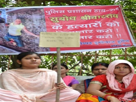 Htyaropi demanding the arrest of the performance