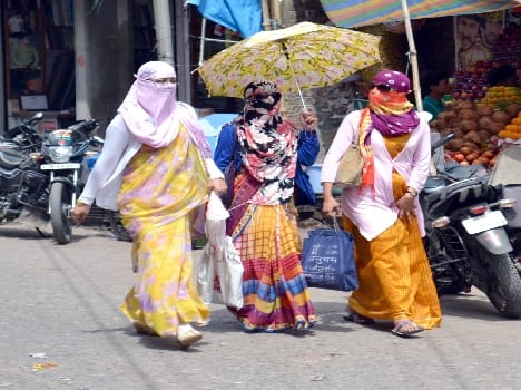 People suffering from hot sun and heat