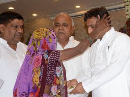 Akhilesh Yadav alleged Central govt for not helping farmers.