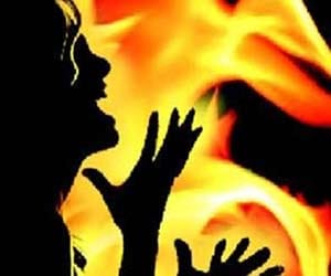 Man sets wife on fire on road in full public view