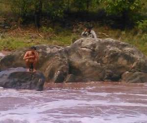 army rescued man traped in river