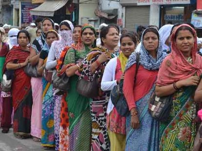 Shikshamitra protest against bsa in sitapur