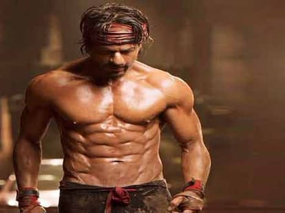 Stone pelted at shahrukh's car