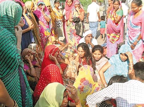 Gas tanker thrashed the student , villagers  two hours imposed jam