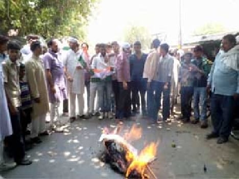 Modi's effigy blew on rise