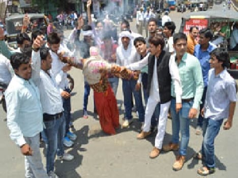 Petro Mulya vraddhi par foonka Modi ka putla