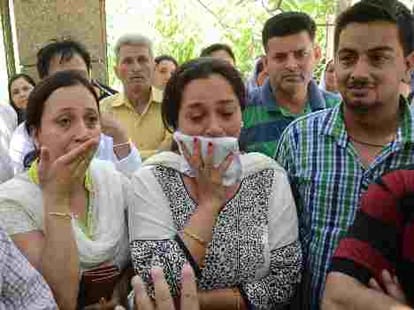 married women sheetal sharma found hanged at room