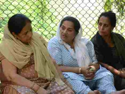 married women sheetal sharma found hanged at room