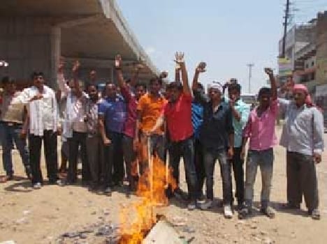 Anger over price rise, the minister blew mannequin