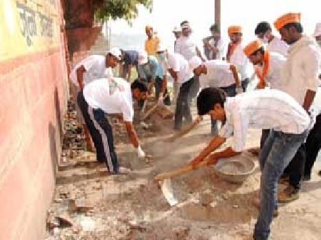 Bjp workers clean ganga ghat and Sultankeshwr temple