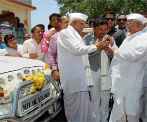 Activist Anna Hazare's car auctioned were 9.11 million.