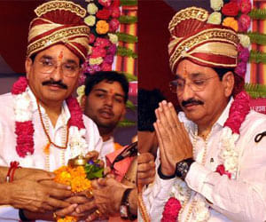 PM Modi's brother prevented from going to Vishwanath Temple.