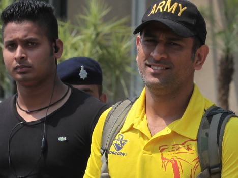 mahendra singh dhoni para jumping in agra