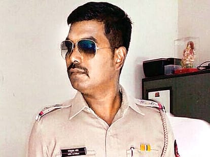 Policeman booked for sending flirtatious messages to air hostess