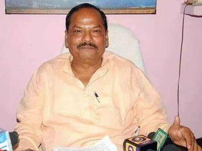 CM Raghubar das arrieved at the wedding of the daughter of housekeeping staff