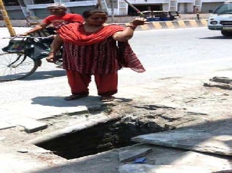 Women Advocare Falldown In Manhole