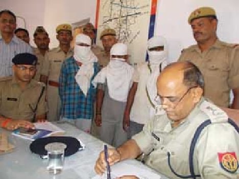 Three robbers arrested with pistol - cartridge , one absconding